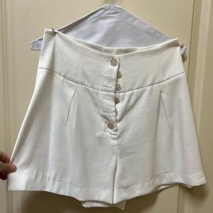 Gianni Bini white shorts size 6